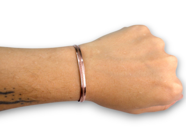 Pulseira de cobre: por que esse acessório é tão presente no universo esotérico?