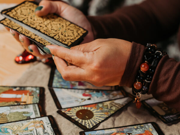 Tarot para iniciantes: quais itens ajudam a criar uma prática mais organizada?